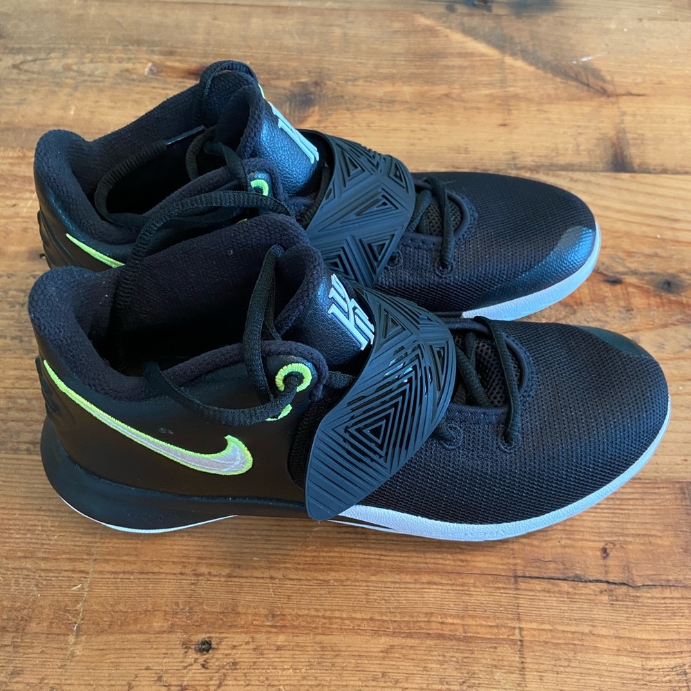 NEW! Kyrie Nike Men’s sz 8 sneakers. Never worn